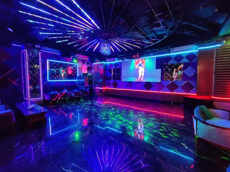Luxury night club at Skycity Hotel Gurgaon with premium ambience, DJ music, and couple-friendly party experience